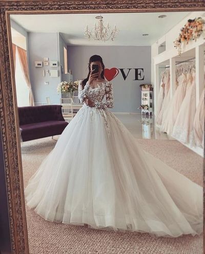 Luxurious Ball Gown V Neck Long Sleeves Lace Wedding Dresses with Appliques
