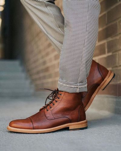 Hand-stitched Cowhide leather men boots in Brown Color