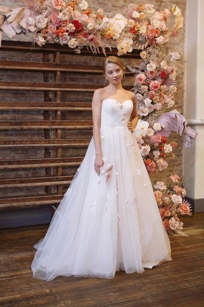 Cute A-Line Sweetheart Tulle Wedding Dresses with Handmade Flowers