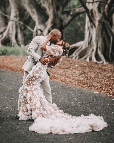 Luxury Mermaid V Neck Puff Sleeves Champagne Wedding Gowns with 3D Lace Appliques