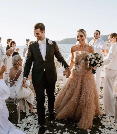 Gorgeous Ball Gown Strapless Champagne Ruffled Tulle Wedding Dresses with Appliques