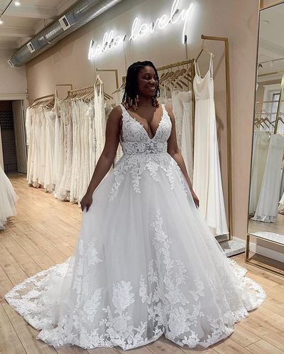 Plus Size Ball Gown V Neck Tulle White Wedding Dresses with Appliques