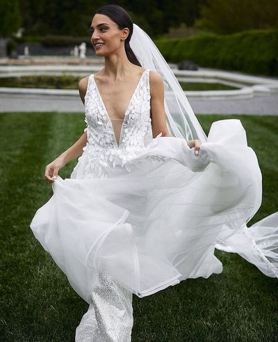 Fairy Countryside V Neck Lace Tulle White Wedding Dresses with Train