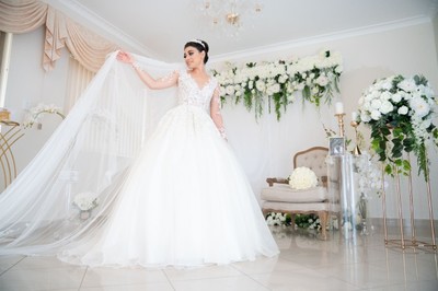 Exquisite Ball Gown Sheer Neck Long Sleeve White Tulle Wedding Dresses with Lace Appliques