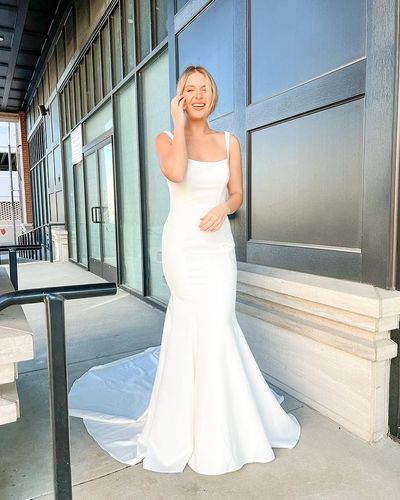 Elegant Mermaid Scoop Neck Satin White Wedding Dresses