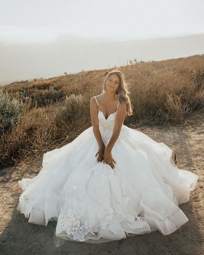 Sweet Ball Gown V Neck Straps White Tulle Wedding Dresses with Appliques