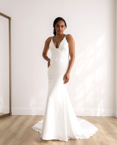 Gorgeous Mermaid V Neck Backless White Satin Wedding Dresses with Appliques