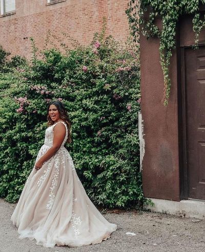 Elegant A-Line V Neck Champagne Tulle Plus Size Prom Dresses with Appliques