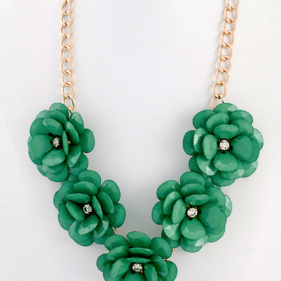 Sparkled blossoms necklace