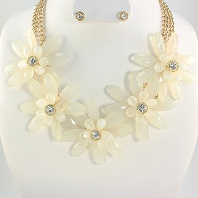 Sparkled petals statement necklace