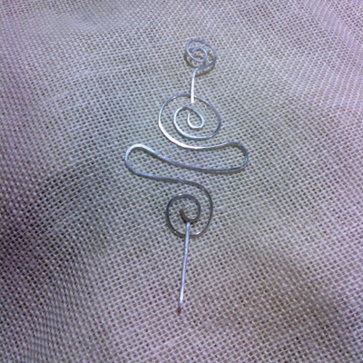 Sweater/scarf pin, swoopswirl