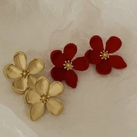Vintage Flower Stud Earrings - Thumbnail 3
