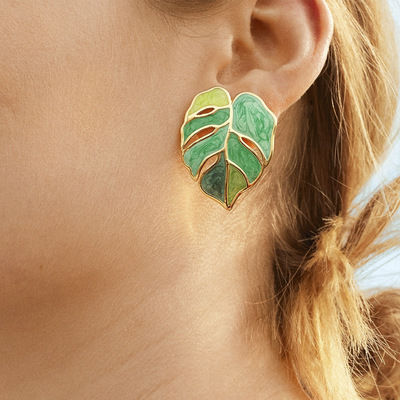 Leaf stud earrings