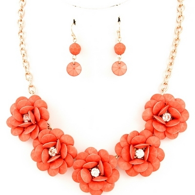Before blooming statement necklace