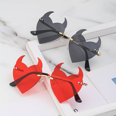 Devil angle love sunglasses