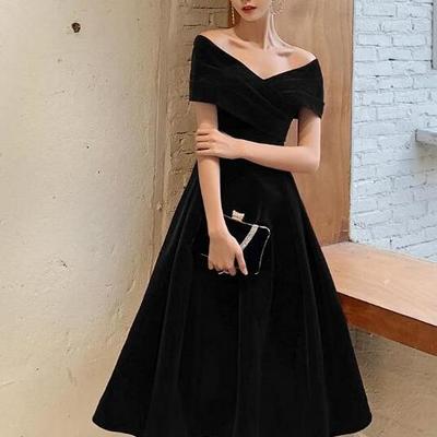 Elegant black velvet lace-up prom dress