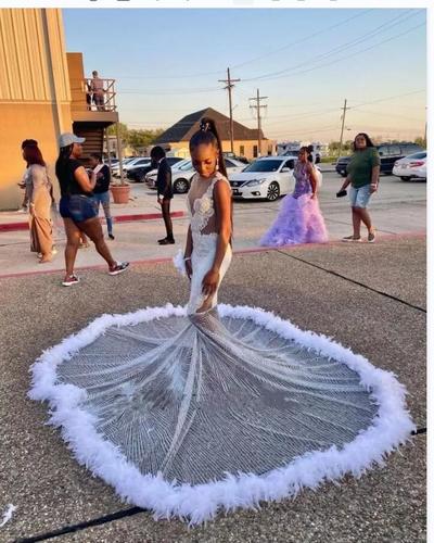 Sparkly Silver Crystal Mermaid Prom Dresses Beaded Sequined Black Girls Evening Dress With Feather Sleeveless Party Gowns 