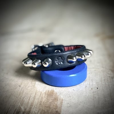 Stamped 1-row short british stud wristband