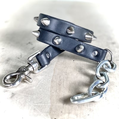 Street jammer: tall british stud & chain belt