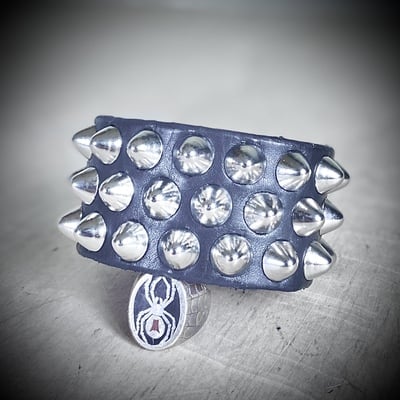 Staggered british stud cuff