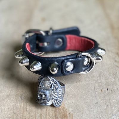 1-row short british studs lil’ d-ring wristband
