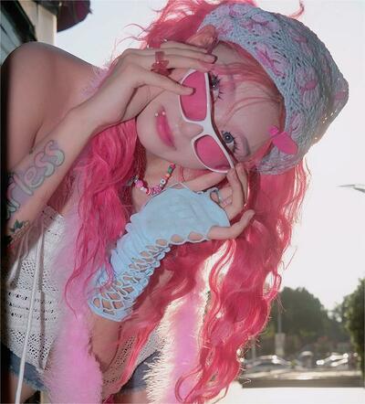 B4rbie pink curly long wig