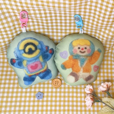 Pathfinder and wattson plushie keychain (apex legends)