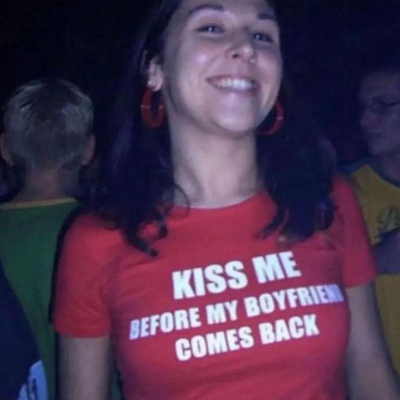 Kiss me before my Boyfriend Comes back T-Shirt in Red