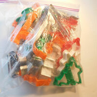 Assorted Christmas Cookie Cutters Metal & Plastic Lot - Thumbnail 2