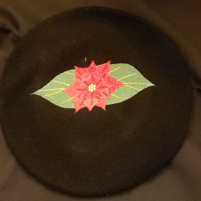 Poinsettia beret (black)