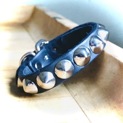 1 row standard cone wristband