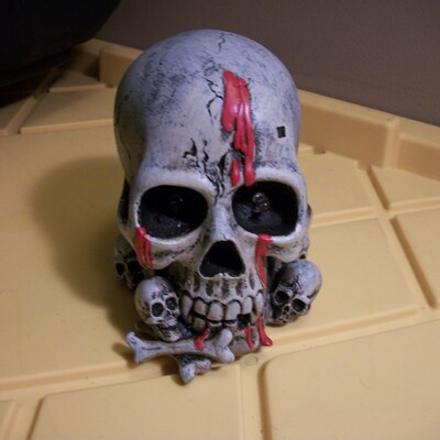 Rare bloody light up halloween gothic horror bleeding skull decor