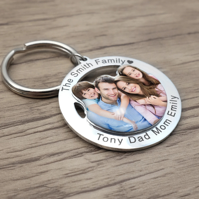 Memorable keychain in coleur: capture moments with our exclusive photo and name personalization