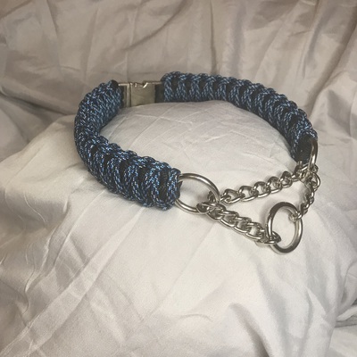 Blue and black paracord collar 