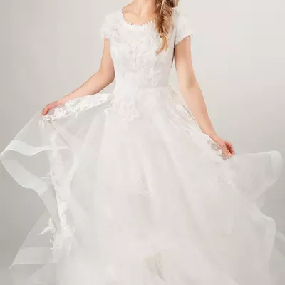  a-line lace tulle modest wedding dress with cap sleeves scoop neck ruffles skirt country women modest lds bridal gowns