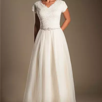 Short sleeves modest wedding dresses cap sleeves v neck buttons lace tulle bridal gowns a-line inexpensive wedding gowns