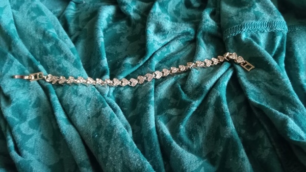 Heart-Shaped Bracelet for $5: an Affordable Fashion Statement 