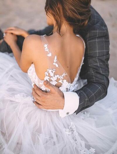 Unique Appliqued A-line Tulle Wedding Dresses With Chapel Train，1710