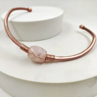 Torque necklace with rose quartz stone, copper choker for women, wire wrap rigid necklace gift for her - Thumbnail 3