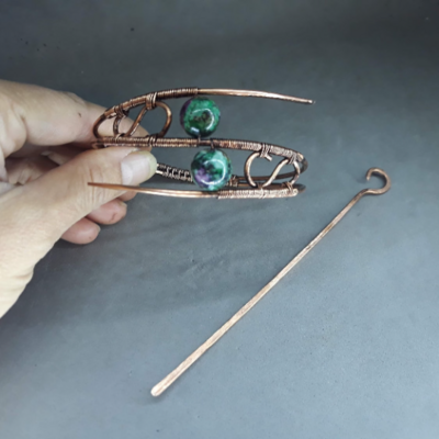Copper wire wrap bun holder with natural stones