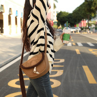 Simple embroidered saddle bag crossbody bag - Thumbnail 4