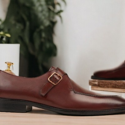 Handmade men's brown leather buckle shoes