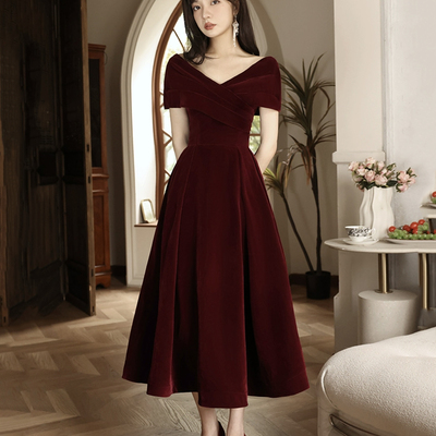 Burgundy velvet v-neck short prom dress