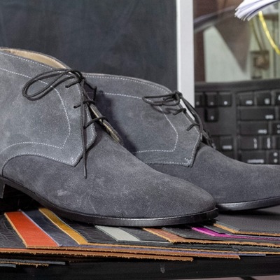 Handmade men's gray lace up suede chukka boot - Thumbnail 3