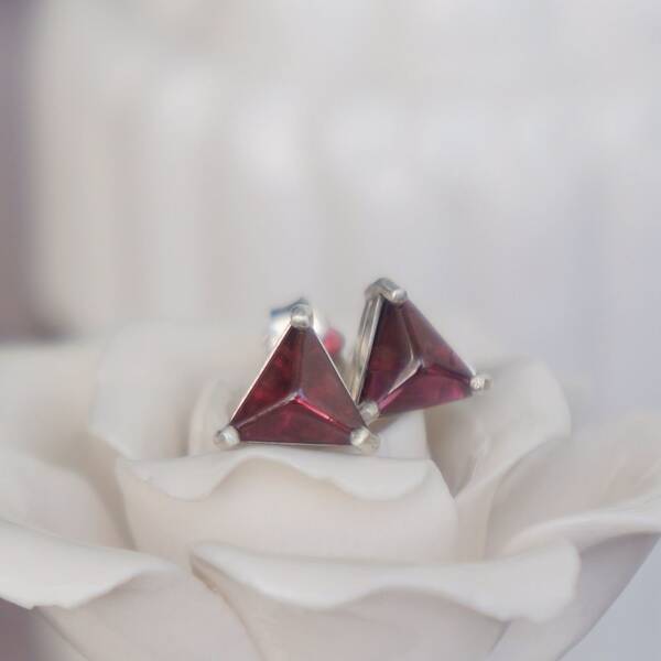 Triangle Sugerloaf Garnet Pyramid Red Garnet Earstuds 925 Sterling Silver Stud Earrings One Pair Simple Earstuds