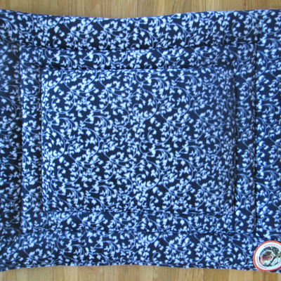 Black & white pattern bed, fleece, 25.5 in. x 21 in.