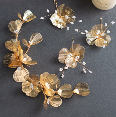 A set Of Gold Tone Wedding Headpiece Flower Wedding Hair Tiara Accessory