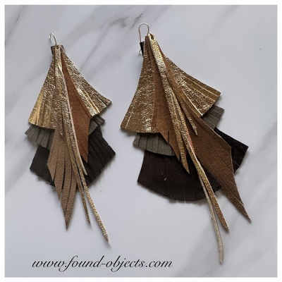 Neutral “che” earrings