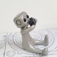 Camera Shy Robot Resin Art Toy Figure Kawaii Desk Buddy Gift - Thumbnail 2