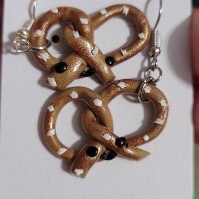 Pretzel earrings